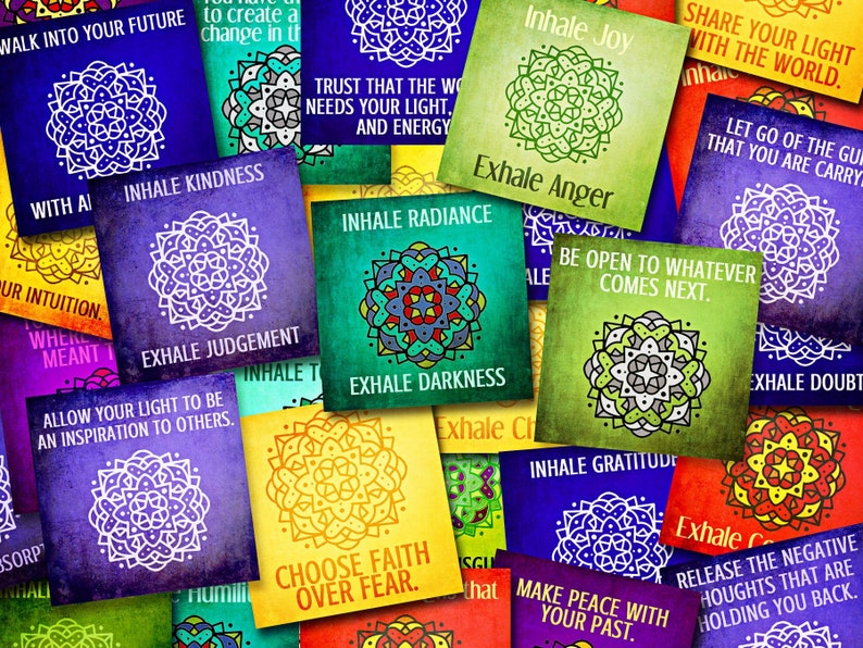 K&ouml;nnte beinhalten: Buntfarbene quadratische Karten mit Mandala-Designs und inspirierenden Spr&uuml;chen wie "Inhaliere Freude", "Atme Wut aus", "Inhaliere Freundlichkeit", "Atme Urteil aus", "Inhaliere Ausstrahlung", "Atme Dunkelheit aus", "W&auml;hle Glauben &uuml;ber Angst", "Schlie&szlig;e Frieden mit deiner Vergangenheit", "Teile dein Licht mit der Welt", "Lass die Schuld los, die du tr&auml;gst", "Sei offen f&uuml;r alles, was kommt", "Inhaliere Dankbarkeit", "Entlasse die negativen Gedanken, die dich zur&uuml;ckhalten".