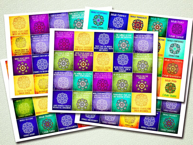 K&ouml;nnte beinhalten: Ein Set mit 36 bunten Affirmationskarten mit Mandala-Designs und inspirierenden S&auml;tzen. Jede Karte zeigt eine andere Affirmation, wie "Inhale Acceptance, Exhale Denial" und "Inhale Patience, Exhale Turmoil".