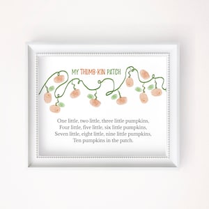 Può includere: Una stampa d'arte stampabile con una filastrocca sulle zucche. La stampa presenta una vite con dieci zucche arancioni e foglie verdi. Il testo dice "My Thumb-Kin Patch" e "One little, two little, three little pumpkins, Four little, five little, six little pumpkins, Seven little, eight little, nine little pumpkins, Ten pumpkins in the patch."