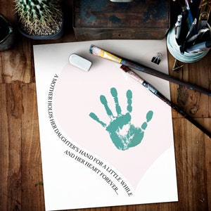 Handafdrukcadeaus voor moeder, gepersonaliseerd verjaardagscadeau voor moeder van dochter, een moeder houdt de hand van haar kind vast, afdrukbare knutselwerkjes voor kinderen