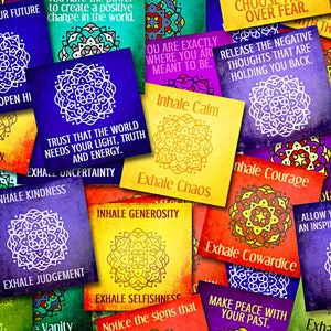 K&ouml;nnte beinhalten: Buntfarbene quadratische Karten mit inspirierenden Zitaten und Mandala-Designs. Die Karten zeigen S&auml;tze wie "Einatmen Ruhe, Ausatmen Chaos" und "Vertraue darauf, dass die Welt dein Licht, deine Wahrheit und deine Energie braucht".