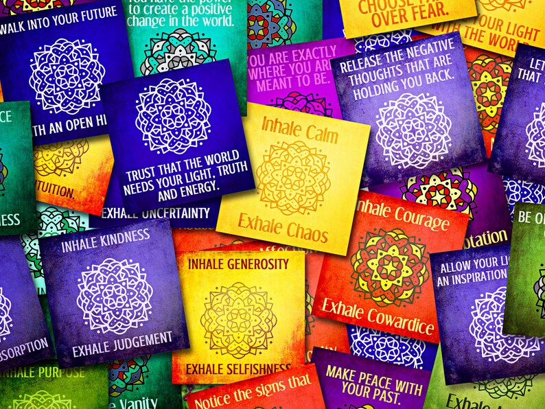 K&ouml;nnte beinhalten: Buntfarbene quadratische Karten mit inspirierenden Zitaten und Mandala-Designs. Die Karten zeigen S&auml;tze wie "Einatmen Ruhe, Ausatmen Chaos" und "Vertraue darauf, dass die Welt dein Licht, deine Wahrheit und deine Energie braucht".