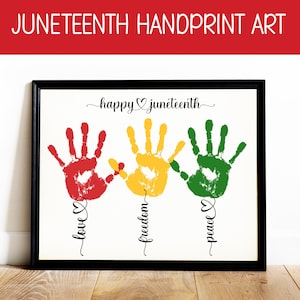 Op de afbeelding: Een ingelijst afdruk met de woorden "happy Juneteenth" bovenaan. Drie handafdrukken zijn te zien in rood, geel en groen, met de woorden "love", "freedom" en "peace" eronder geschreven.