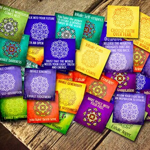 K&ouml;nnte beinhalten: Ein Satz farbenfroher Affirmationskarten mit Mandala-Designs und inspirierenden S&auml;tzen wie "Inhale Self-Respect" und "Choose Faith Over Fear".