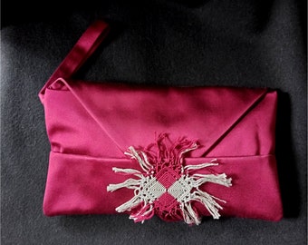 Pochette elegante in pura seta.