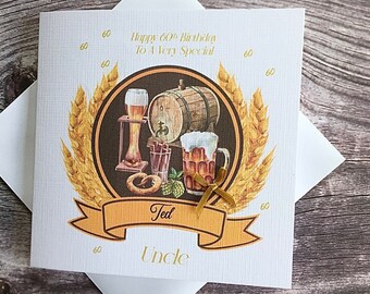 Könnte beinhalten: Eine weiße Karte mit einem braunen und goldenen Design, das eine Bierkrüge, ein Fass und Weizenähren zeigt. Die Karte sagt "Happy 60th Birthday to a Very Special Ted Uncle".