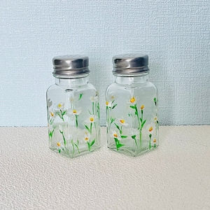 Hand painted glass salt and pepper shakers, daisy flower, cottage vibe, one pair