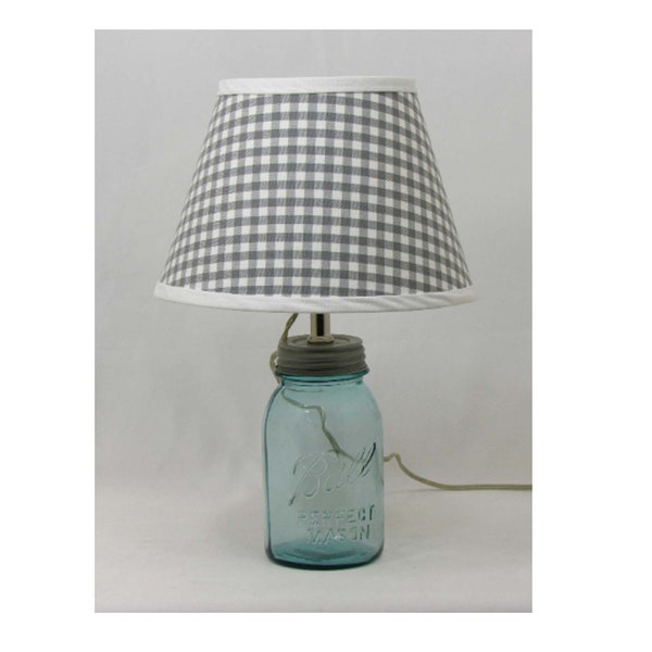 Aqua Quart Einmachglas-Lampe mit Buffalo Karo Grau-Weiß-Schirm