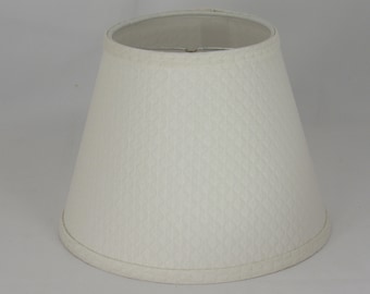 Weißer Clip-On Lampenschirm in Waffle Optik