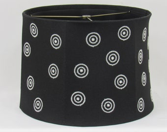 14インチの刺繍入りホワイトサークル、ブラックリネンシェード - セール