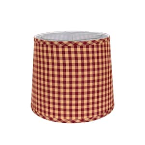 Op de afbeelding: Een cilindrische lampenkap met een klassiek rood en beige ruitpatroon. De lampenkap heeft een licht taps toelopende vorm, breder aan de bovenkant en smaller aan de onderkant. De binnenkant is wit, wat een helder contrast biedt.