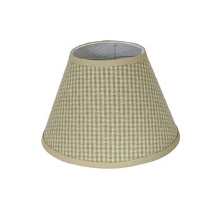 Puede incluir: Un juego de tres tazas de cerámica con un acabado mate moteado. Las tazas son de color crema, gris claro y gris oscuro. Cada taza tiene un diseño simple y moderno y un asa redondeada.
