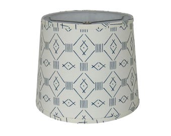 Pantalla de lámpara geométrica bohemia: pantalla de tambor con estampado tribal blanco y azul marino, con soporte de araña