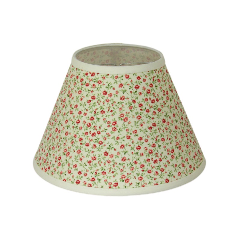 Peut inclure: Un abat-jour blanc avec un motif floral rouge et vert.