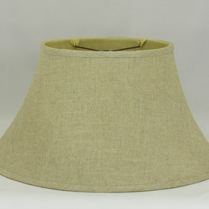 Peut inclure: Un abat-jour de lampe en lin beige de forme arrondie. L'abat-jour a un design simple et une texture subtile.