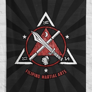 Peut inclure: Drapeau noir et blanc avec un triangle rouge et un cercle blanc. Le cercle contient deux épées croisées et un croissant de lune. Le texte "FILIPINO MARTIAL ARTS" est sous le cercle.