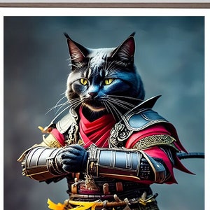 Op de afbeelding: Een zwarte kat verkleed als een samurai-krijger met een rode sjerp, gouden accenten en een blauwe achtergrond.