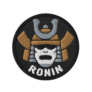 Könnte beinhalten: Ein gestickter Patch in Schwarz und Weiß mit einem Samurai-Krieger, der einen Helm und eine Rüstung trägt. Der Patch trägt das Wort "RONIN" in Weiß unter dem Krieger.