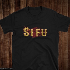 Könnte beinhalten: Schwarzes T-Shirt mit einem goldenen Drachen und dem Wort "SIFU" in goldenen Buchstaben auf einem roten Streifen.