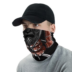 Pode incluir: Uma m&aacute;scara facial preta com um design de samurai vermelho e branco. A m&aacute;scara apresenta um capacete de samurai com uma m&aacute;scara facial amea&ccedil;adora e uma placa de peito com padr&atilde;o vermelho e branco.