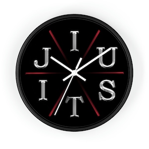 Könnte beinhalten: Schwarze Uhr mit weißen Zeigern und roten Linien. Das Zifferblatt der Uhr zeigt das Wort "Jiu Jitsu" in silbernen Buchstaben.