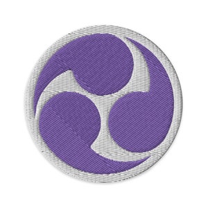 Könnte beinhalten: Ein gestickter Aufnäher in Lila und Weiß mit einem traditionellen japanischen Symbol, dem "mitsu tomoe", einem dreilappigen Design.