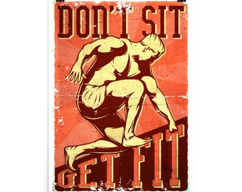 Op de afbeelding: Een vintage-stijl motiverende poster met een rood, oranje en geel kleurenschema. De poster toont een gestileerde afbeelding van een persoon in een hardloophouding met de tekst "Don't Sit Get Fit" in vetgedrukte, rode letters.