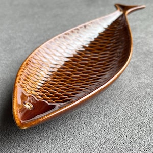 Plat à poisson en grès brun par Stig Lindberg, 1958 Gustavsberg. Célèbre exemple de design scandinave des années 50. Un classique du design.