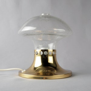 Lampe de table champignon scandinave du milieu du siècle, datant des années 70, Dôme en verre transparent et base en laiton.
