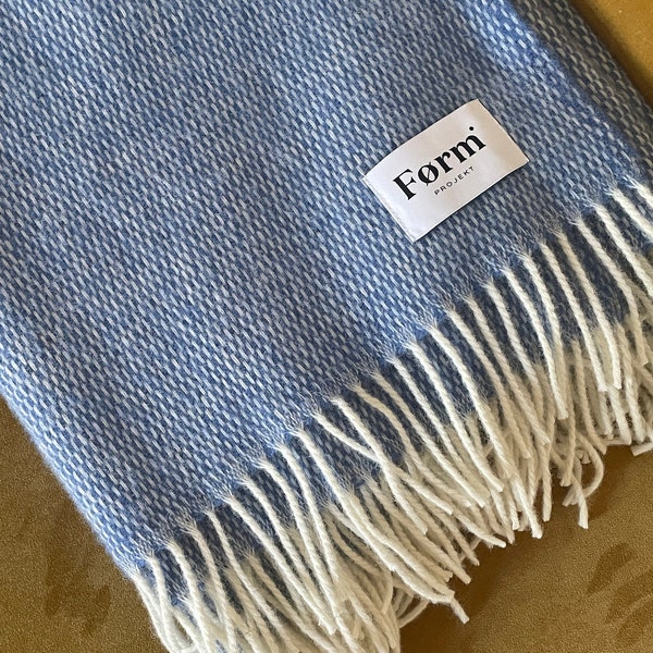 couverture en laine moelleuse dans un bleu design scandinave moderne