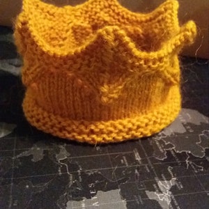 Lace Knit Krone Stirnband zum Anziehen und Pretend Play in goldener gelber Spitze Kaltes Wetter Zubehör