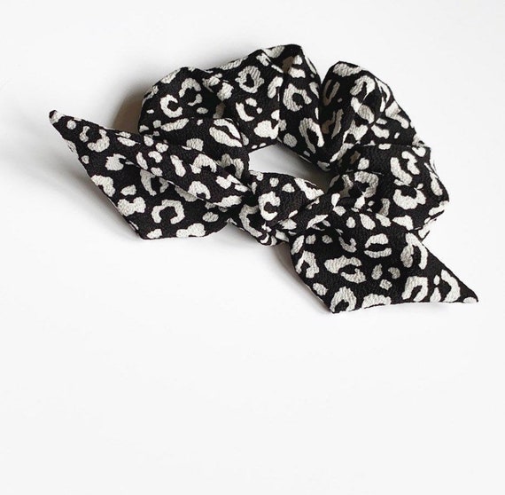 DRESS FABRIC-FREE P/&P LIGHTWEIGHT CREPE PRINT-PIN SPOT FLORAL-WHITE//GOLD//BLACK