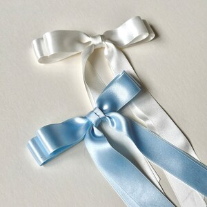 Long noeud en satin de soie Stella Nœud papillon blanc Quelque chose de bleu avec un noeud Arc pour occasions spéciales Pièce de cheveux de luxe de créateur image 2