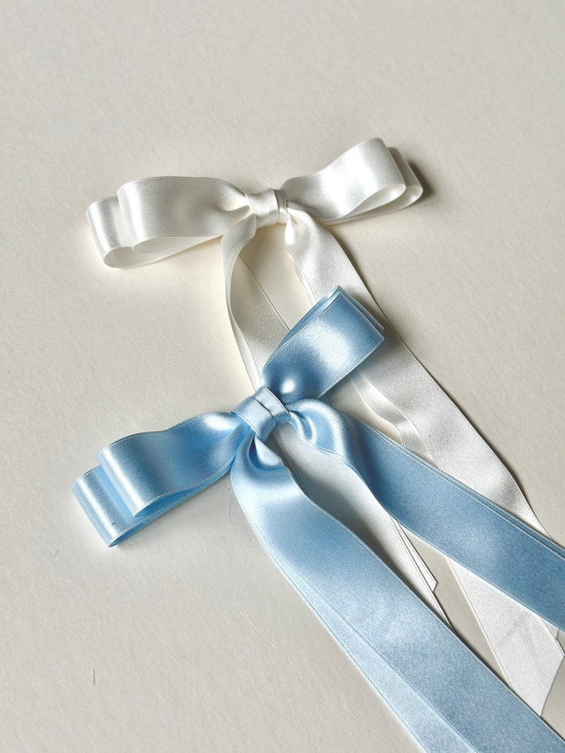 Long noeud en satin de soie Stella Nœud papillon blanc Quelque chose de bleu avec un noeud Arc pour occasions spéciales Pièce de cheveux de luxe de créateur image 2