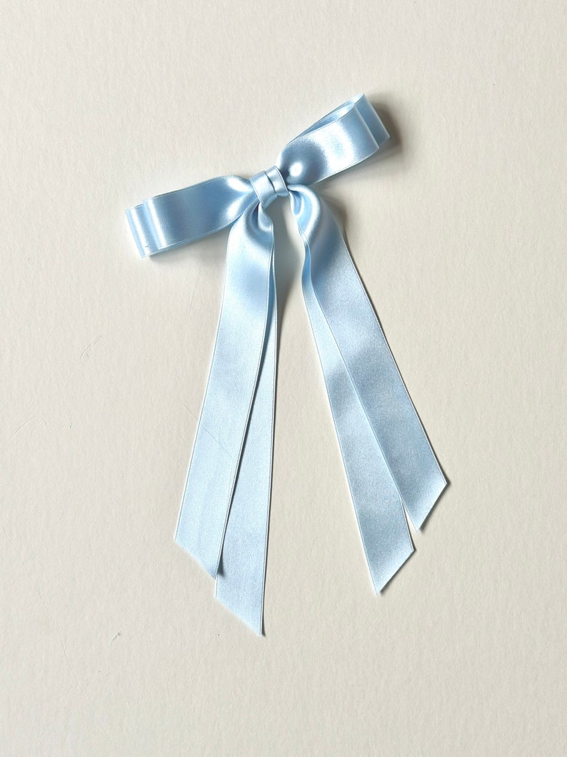 Long noeud en satin de soie Stella Nœud papillon blanc Quelque chose de bleu avec un noeud Arc pour occasions spéciales Pièce de cheveux de luxe de créateur image 3