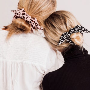 Mauve Leopard Print Knot Scrunchie Crepe Series image 4