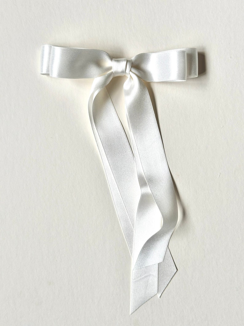 Die Stella Seidensatin Langschleife Weiße Brautschleife Etwas Blaue Schleife Besondere Gelegenheit Bogen Designer Luxus Haarteil Bild 7