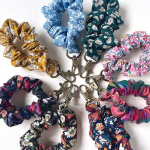 Coletero para muñeca / Coletero con llavero / Varios diseños / Algodón Liberty / Regalo para ella