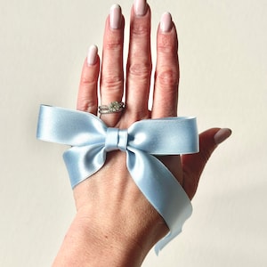 Die Stella Seidensatin Langschleife Weiße Brautschleife Etwas Blaue Schleife Besondere Gelegenheit Bogen Designer Luxus Haarteil Bild 10