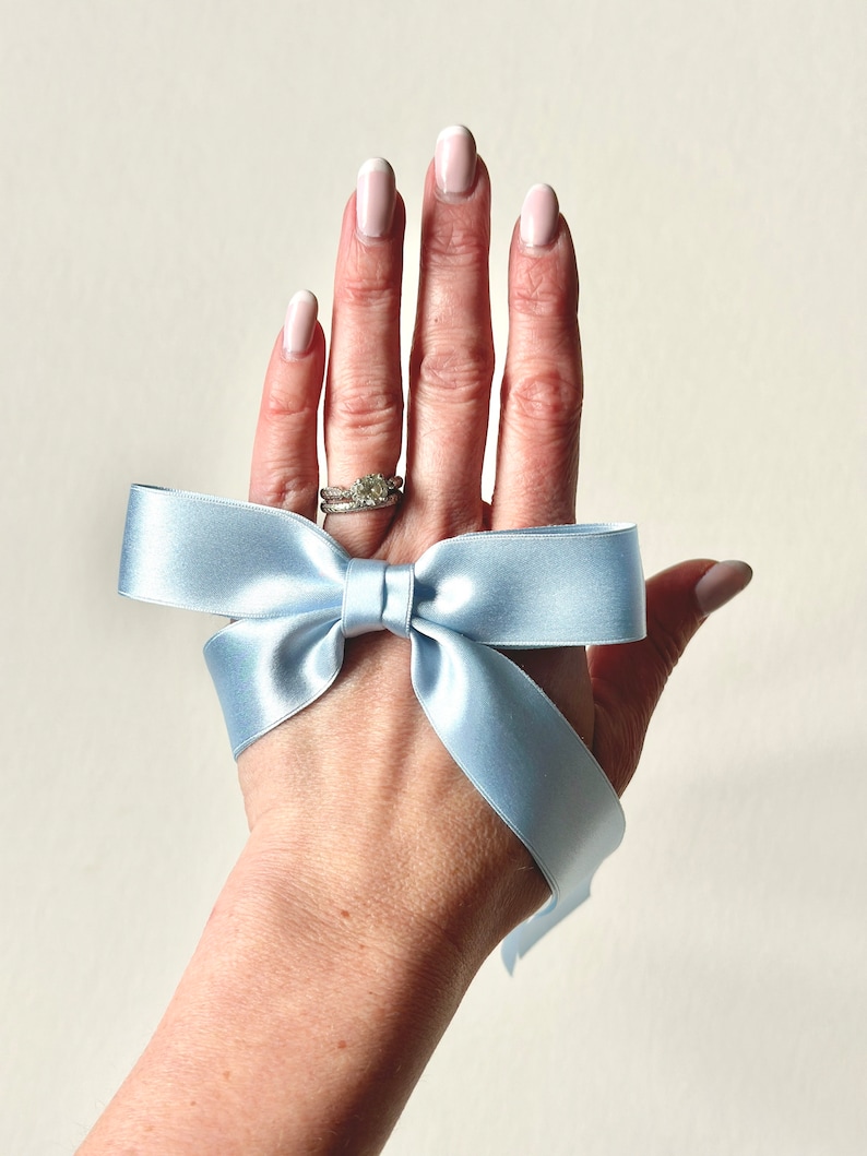 Die Stella Seidensatin Langschleife Weiße Brautschleife Etwas Blaue Schleife Besondere Gelegenheit Bogen Designer Luxus Haarteil Bild 10