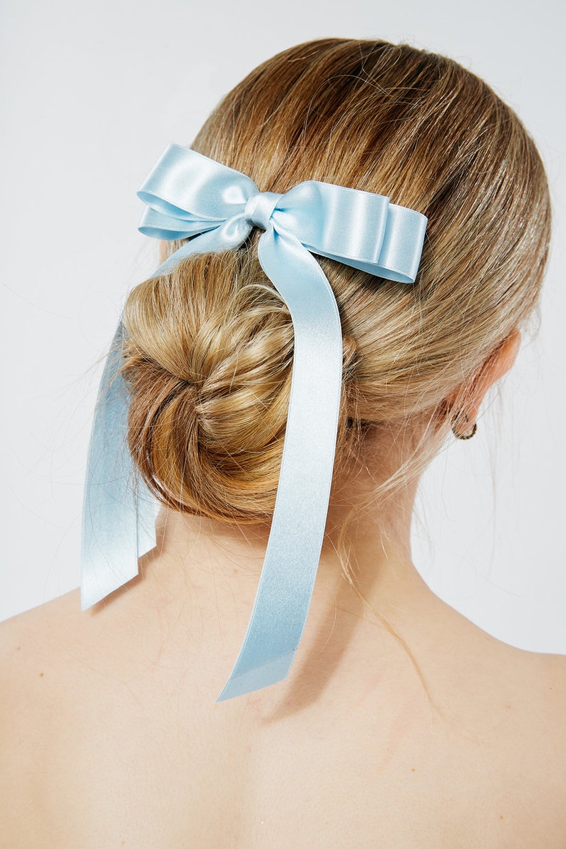 Long noeud en satin de soie Stella Nœud papillon blanc Quelque chose de bleu avec un noeud Arc pour occasions spéciales Pièce de cheveux de luxe de créateur image 9