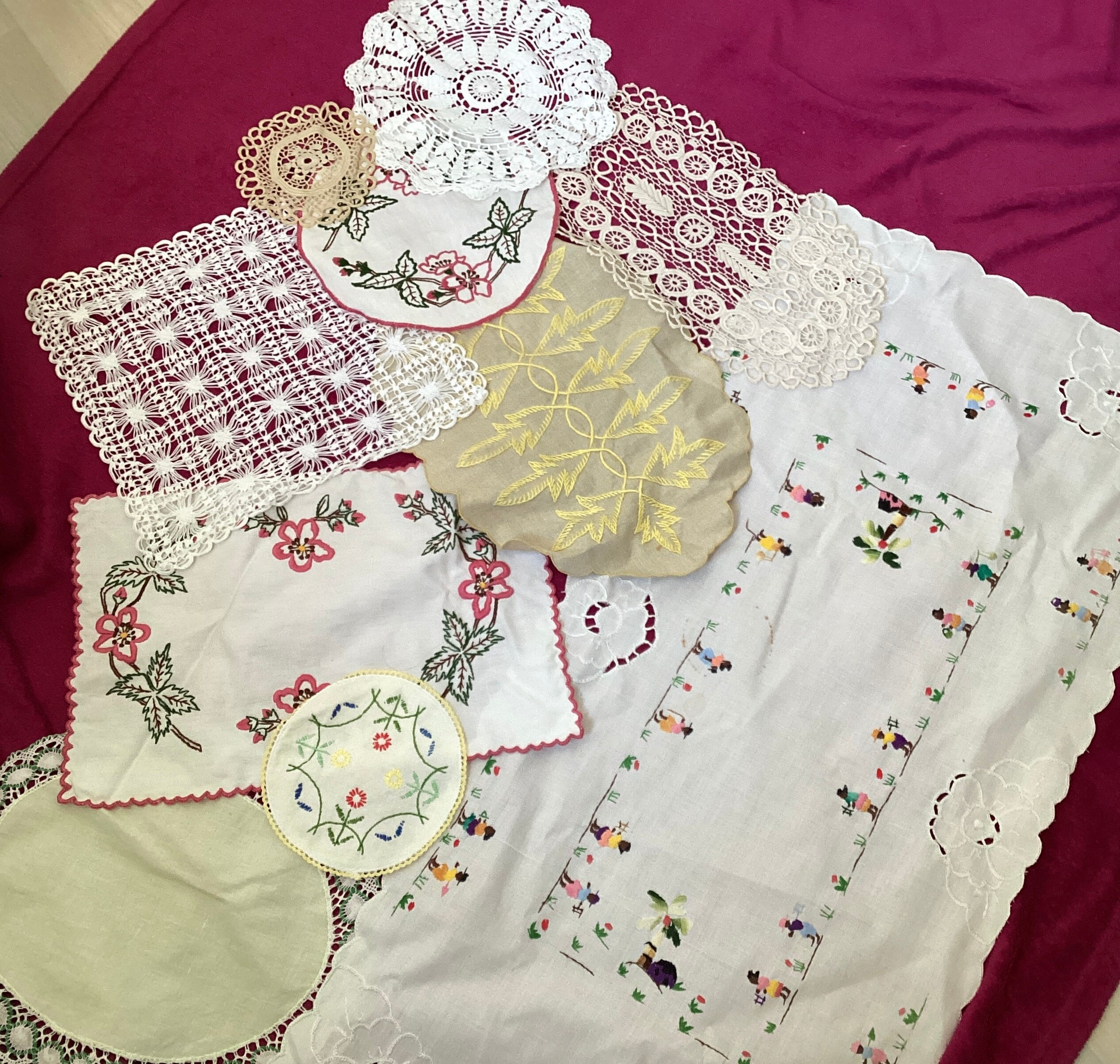 Lot de Napperons Anciens - Vintage 1970 .