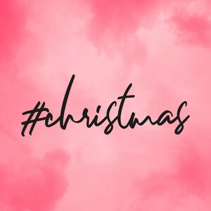 Può includere: Uno sfondo rosa con una texture nuvolosa presenta il testo nero "#christmas" in stile scritto a mano. L'immagine è un design festivo, ideale per prodotti e promozioni a tema festivo.