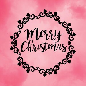 Può includere: Un design natalizio festivo con la scritta "Merry Christmas" in elegante corsivo, incorniciata da una decorativa ghirlanda floreale nera su uno sfondo rosa acquerello tenue.