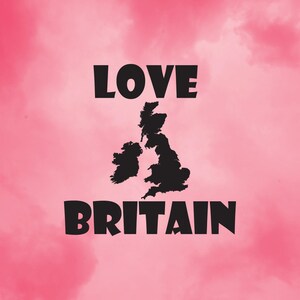 Pode incluir: Um fundo rosa com textura de nuvens apresenta as palavras "LOVE BRITAIN" em negrito preto. Uma silhueta preta das Ilhas Britânicas está posicionada entre as palavras, representando o Reino Unido.