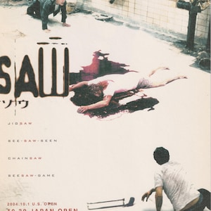 Puede incluir: Un cartel de película de terror para la película "Saw" con el título en letras grandes y en negrita, y la palabra japonesa para "Saw" escrita debajo. El cartel presenta una escena sangrienta con una persona tendida en el suelo y dos personas en el fondo. El texto "Jigsaw", "See-Saw-Seen", "Chainsaw" y "SeeSaw Game" está escrito en una fuente más pequeña debajo del título. El cartel también incluye las fechas de estreno de la película en Estados Unidos y Japón.