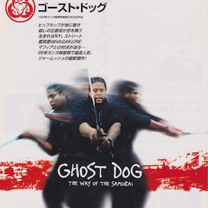 Könnte beinhalten: Ein Filmplakat für den Film "Ghost Dog: Der Weg des Samurai" mit einem Schwarzweißbild eines Mannes, der ein Schwert hält. Das Plakat ist vor einem roten und weißen Hintergrund mit dem Titel des Films in großen weißen Buchstaben.