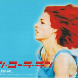 Puede incluir: Un póster de película con una mujer con el pelo rojo que se mueve con el viento. El póster es para la película "Corre Lola Corre" y el texto en el póster dice "Corre Lola Corre! El amor por el amor."