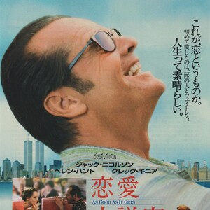 Puede incluir: Un cartel de película para la película "As Good As It Gets" protagonizada por Jack Nicholson, Helen Hunt y Greg Kinnear. El cartel presenta un primer plano de Jack Nicholson sonriendo con gafas de sol, mirando hacia el cielo. El cartel también presenta una ciudad en el fondo, con las torres del World Trade Center visibles.