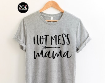 Peut inclure: T-shirt gris avec un texte noir qui dit "Hot Mess Mama" avec une flèche pointant vers la droite.